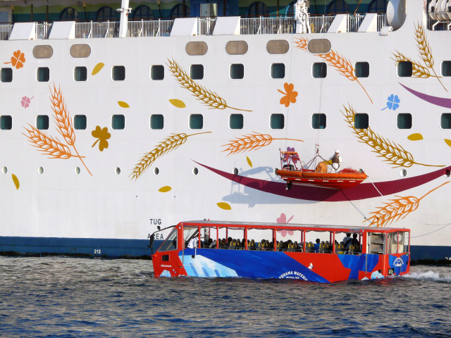 横浜港「大型客船の横を走る水陸両用バス」